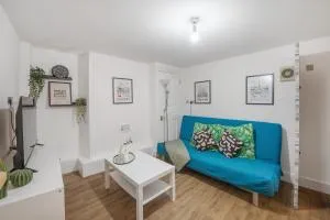 This flat offers superb transport connections - London