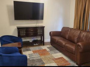 Blue Hideaway With Shared Spaces