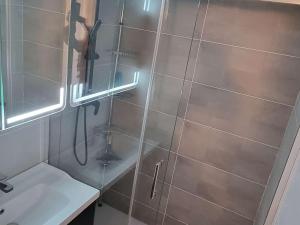 T2 climatisé avec piscine et parking à 100m de la mer - FR-1-607-207