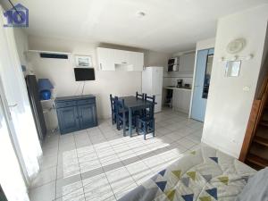 Pavillon avec piscine, à 350m de la plage, 6 pers, parking privé - FR-1-781-61