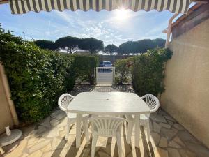 Pavillon avec piscine, à 350m de la plage, 6 pers, parking privé - FR-1-781-61