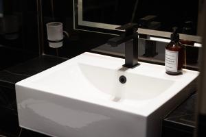 Luxury 2BR Burj View & Jacuzzi