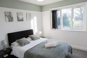 Lymer House - Stylish 3 Bedroom House in Wolverhampton - 布雷伍德