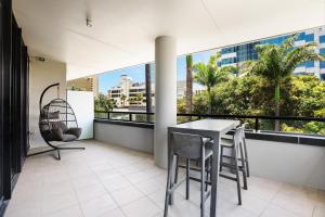 Circle on Cavill Canal Views Huge Apartment