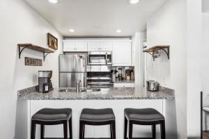 Bright 3BDR Walk to Slopes or Park
