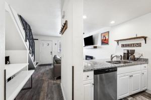 Bright 3BDR Walk to Slopes or Park