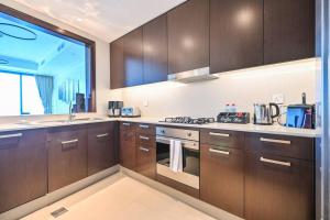 Full Burj and Fountain View, Luxury 2BR, Sleeps 8, Walk to Dubai Mall