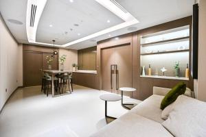 Full Burj and Fountain View, Luxury 2BR, Sleeps 8, Walk to Dubai Mall