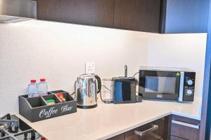 Full Burj and Fountain View, Luxury 2BR, Sleeps 8, Walk to Dubai Mall