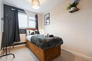 Stylish 4-Bed City Apartment, Sleeps 6, Ample Parking & Free Wi-Fi