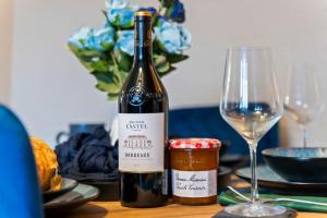 Stylish 4-Bed City Apartment, Sleeps 6, Ample Parking & Free Wi-Fi