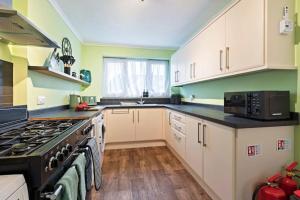 Stylish 4-Bed City Apartment, Sleeps 6, Ample Parking & Free Wi-Fi