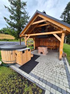 Beskidzka Stodoła przy szlaku z pięknym widokiem