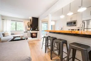 Creekside Oasis 4 Beds Pool and Hot Tub - Garibaldi