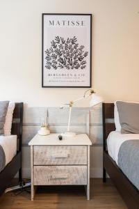 Group Stays - Large Renovated Apartment with Pool and Hot Tub