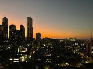 Awesome Melbourne Family Haven with Rooftop Pool