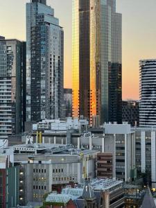 Awesome Melbourne Family Haven with Rooftop Pool