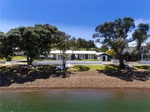 LAST ON THE STRAND, RUSSELL - The BOATHOUSE - Haruru