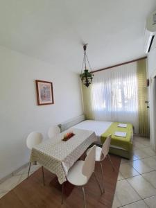 Apartment 5185-1 for 3 Pers in Brodarica 