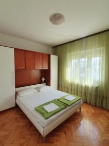 Apartment 5185-1 for 3 Pers in Brodarica 