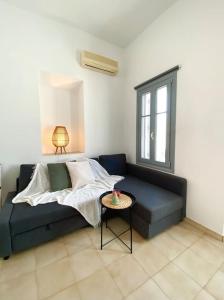 Artemonas White Escape