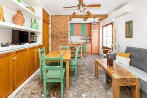 Frente a la Alhambra