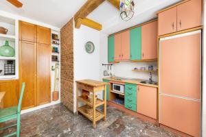 Frente a la Alhambra