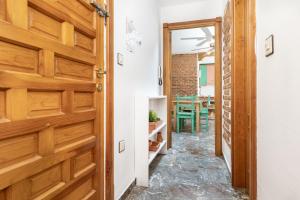 Frente a la Alhambra