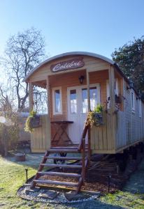 Insolites à Chimay - Roulottes et Manoir - Roulotte Colibri