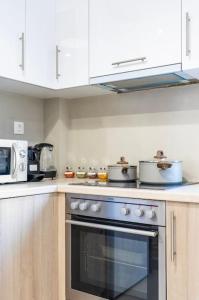 Natalys Vibrant 2BR - 4 mins walk to Acropolis