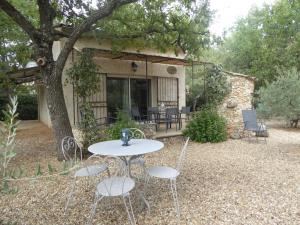 Le cabanon, 3 étoiles, sa piscine au pied du Luberon - Ubytování bez kategorie ve městě Saint-Saturnin-dʼApt