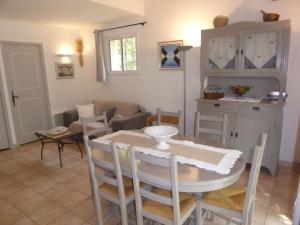 Le cabanon, 3 étoiles, sa piscine au pied du Luberon