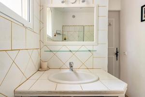 Le cabanon, 3 étoiles, sa piscine au pied du Luberon