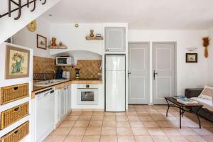 Le cabanon, 3 étoiles, sa piscine au pied du Luberon