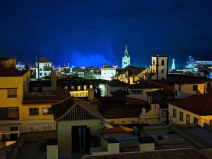 Top-Floor One-Bedroom Flats - Peaceful with Ocean and City Views