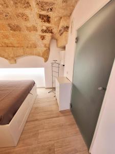 Vico Farinella 12 Small Room