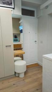 Blue Haven Studio, Rezerva acum studio cu Design Interior pe comanda, Incalzire Pardoseala, Apa filtrata, Cafea, Ceai, Parcare publica Gratuita