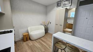 Blue Haven Studio, Rezerva acum studio cu Design Interior pe comanda, Incalzire Pardoseala, Apa filtrata, Cafea, Ceai, Parcare publica Gratuita