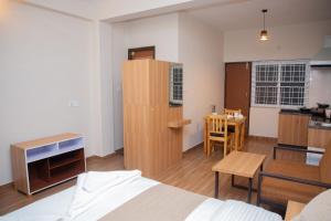 Lake Breeze Apartment