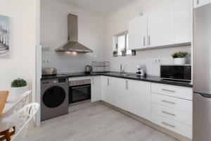 Stunning Beachfront apartment with Sea Views