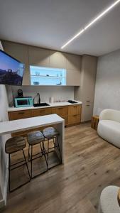 Blue Haven Studio, Rezerva acum studio cu Design Interior pe comanda, Incalzire Pardoseala, Apa filtrata, Cafea, Ceai, Parcare publica Gratuita