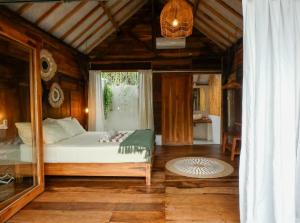 Phòng Deluxe Giường Đôi Có Ban Công (Deluxe Double Room with Balcony)