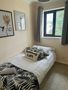 Cosy ground floor 2 bedroom with Wifi and lots of Parking