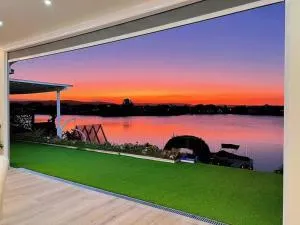 Immaculate Waterfront Residence-Masterpiece - Mudgeeraba