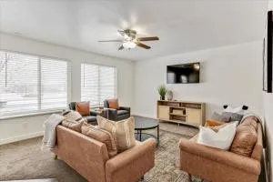 Duplex Two Units Large Backyard Main St Close - Mapleton