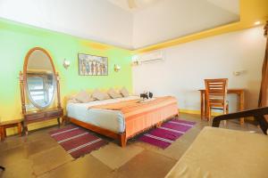 Mariposa Beach Grove