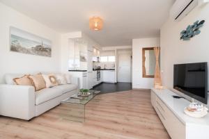 Luxury Frontline beach apartment with sea view