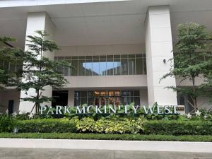 1 Bedroom with Balcony and Fast Wifi at Park Mckinley West