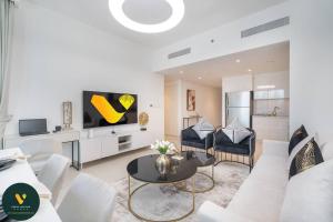 Vogue Vacation Homes, Downtown Views II with Direct Access to Dubai Mall Via a Climate Controlled Bridge, Two Bedroom Apartment with Balcony and Burj Khalifa View