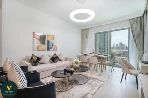 Vogue Vacation Homes, Downtown Views II with Direct Access to Dubai Mall Via a Climate Controlled Bridge, Two Bedroom Apartment with Balcony and Burj Khalifa View